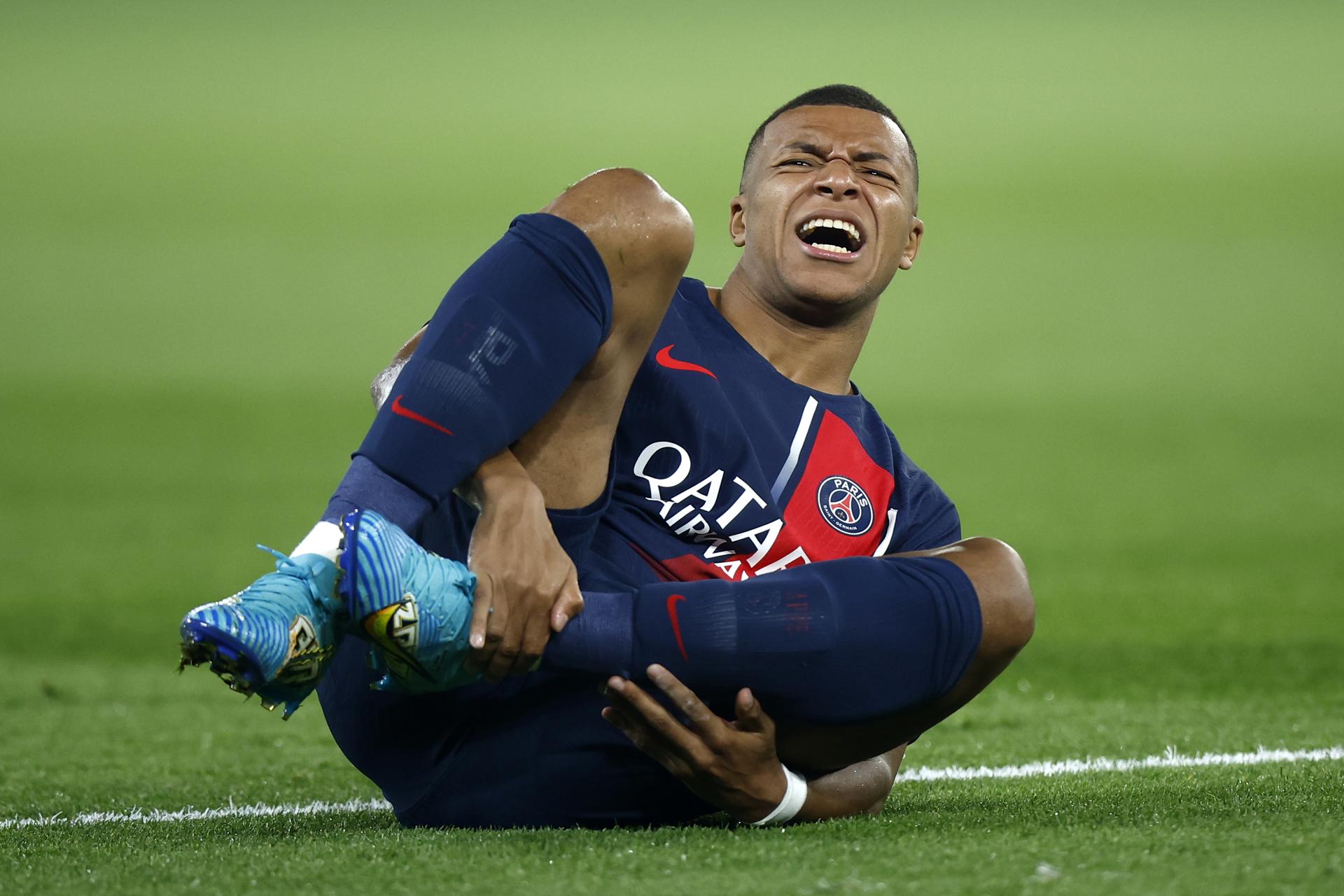 Mbappé se retiró lesionado del clásico francés y encendió las alarmas