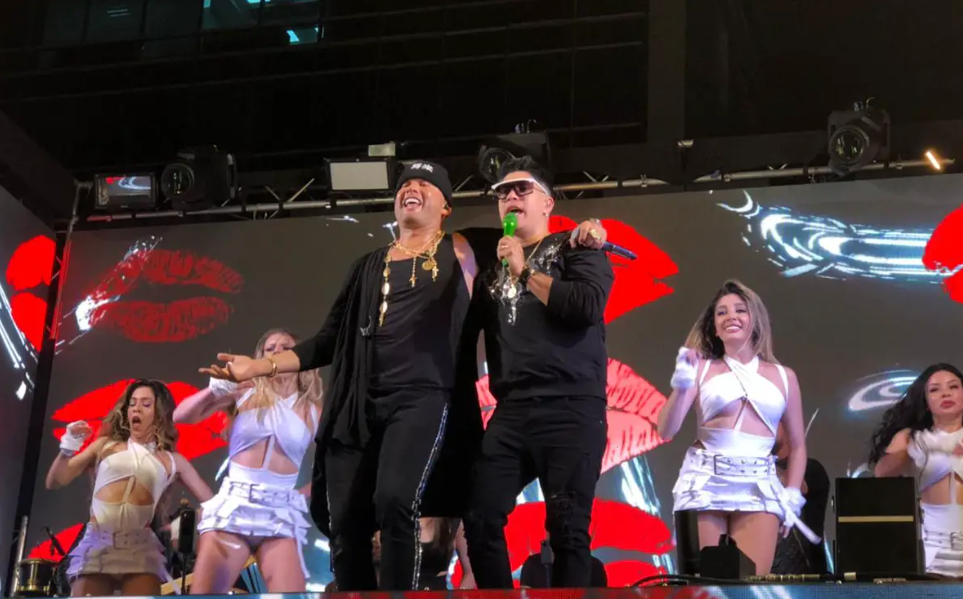 Chyno Miranda y el Potro Álvarez se “reconcilian” en tarima (Video)