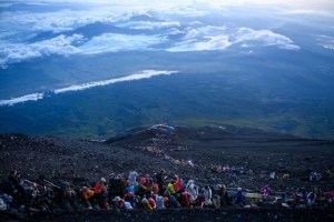 El Monte Fuji está en problemas: cómo el pico más alto de Japón es víctima del exceso de turismo