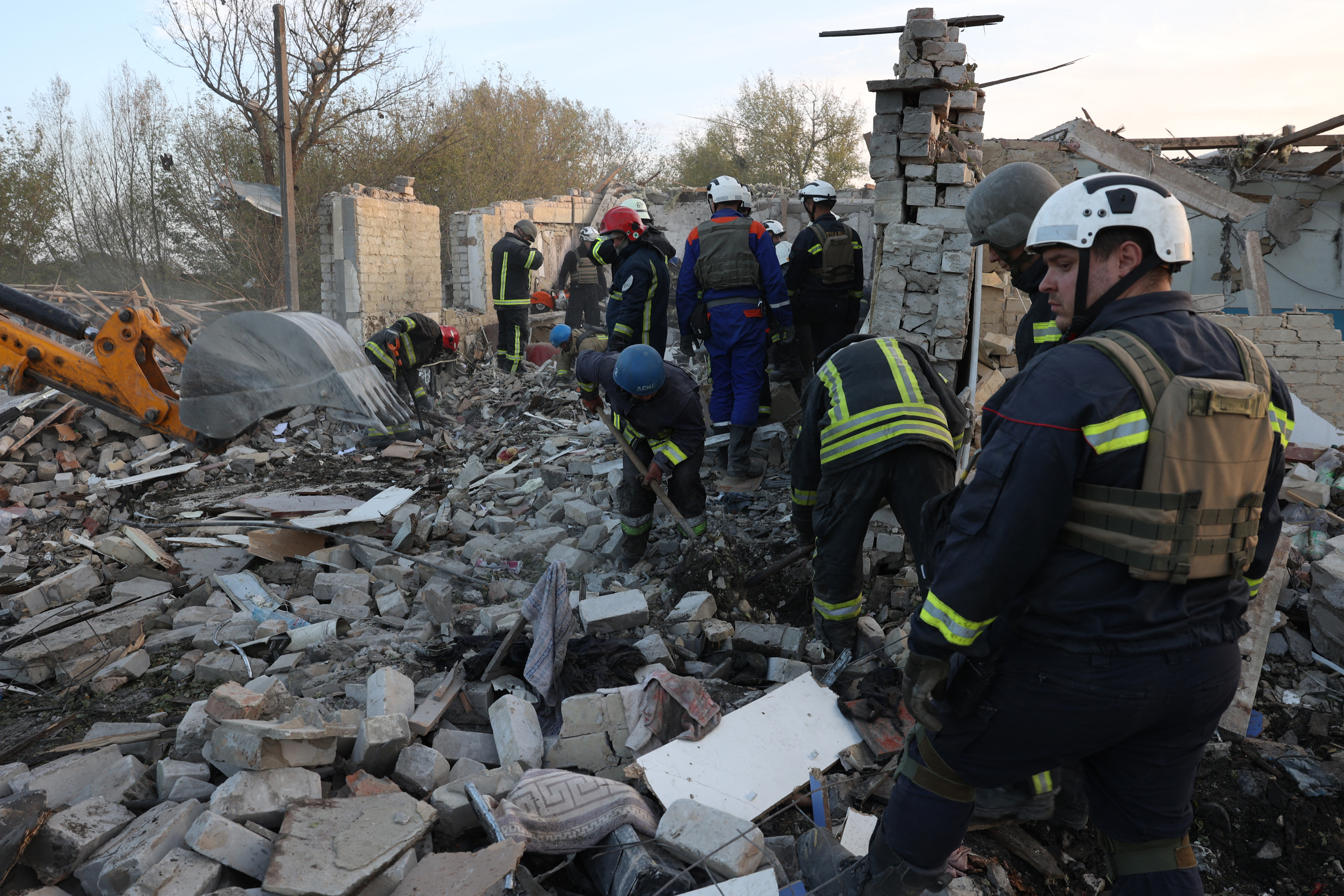 Asistían al velorio de un vecino caído y la muerte llegó del cielo: cifra de víctimas en masacre rusa en Járkov asciende a 51