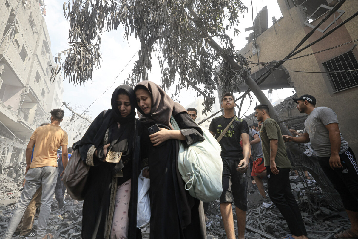 En imágenes: Aterrados habitantes de Gaza huyen de sus hogares