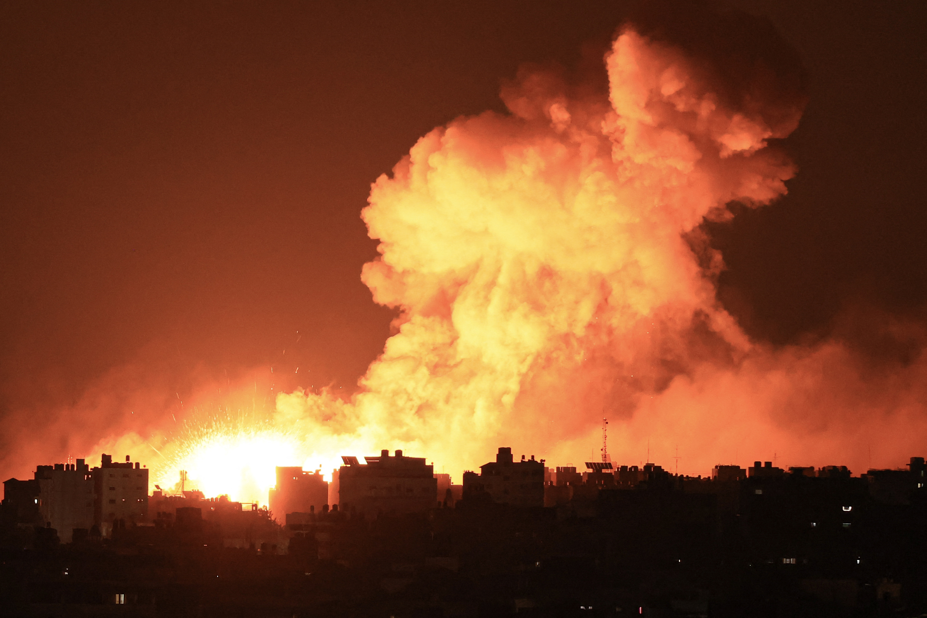 Israel ejecutó de madrugada casi un centenar de ataques aéreos contra objetivos de Hamás