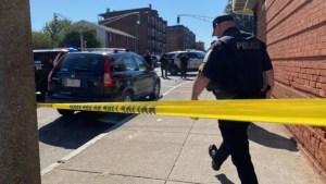 Pánico en Massachusetts: tiroteo a plena luz del día dejó a múltiples personas baleadas
