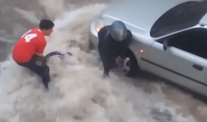 Insólita fuerza del agua atoró una moto bajo el parachoques de un carro en Bello Monte (Video)