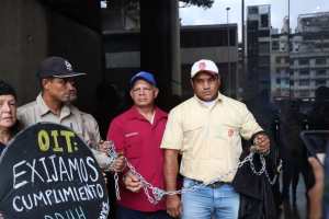 Trabajadores de la Ferrominera del Orinoco se encadenan en la sede de la Defensoría del Pueblo en Caracas este #4Oct (Video)