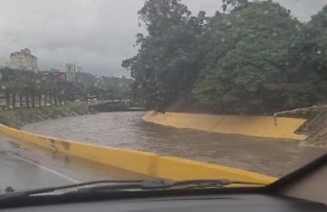 Río Guaire quedó “a nada” de desbordarse a la altura de El Llanito este #4Oct (Video)