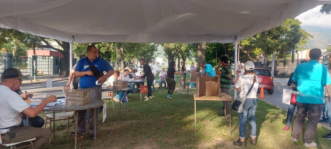 Así transcurre la instalación de mesas en Carabobo para la Primaria de este #22Oct (Imágenes)