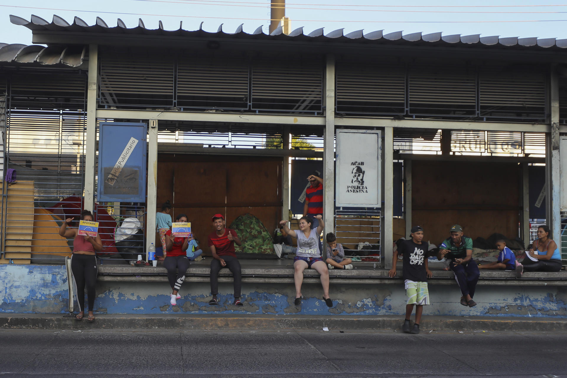 Migrantes venezolanos usaron estaciones de transporte público como albergues en Honduras