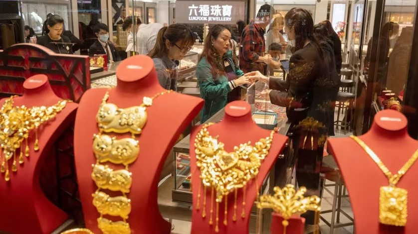 Cómo y por qué se está yendo el dinero de China: lingotes de oro y apartamentos en Tokio