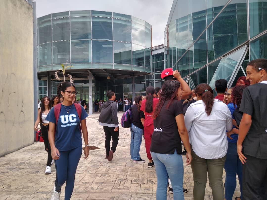 Estudiantes de la Universidad de Carabobo conmemoran su día en medio de carencias: “No es un día de celebración, sino de exigencias”