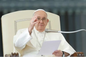 El papa Francisco insiste en que “no se bendice la unión homosexual” sino a las personas