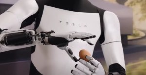 Tesla presentó la nueva generación de su robot Optimus: ya no se cae y puede manipular objetos delicados (VIDEO)