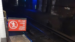 El rescate milagroso de un niño que cayó a los rieles del metro en Nueva York (VIDEO)