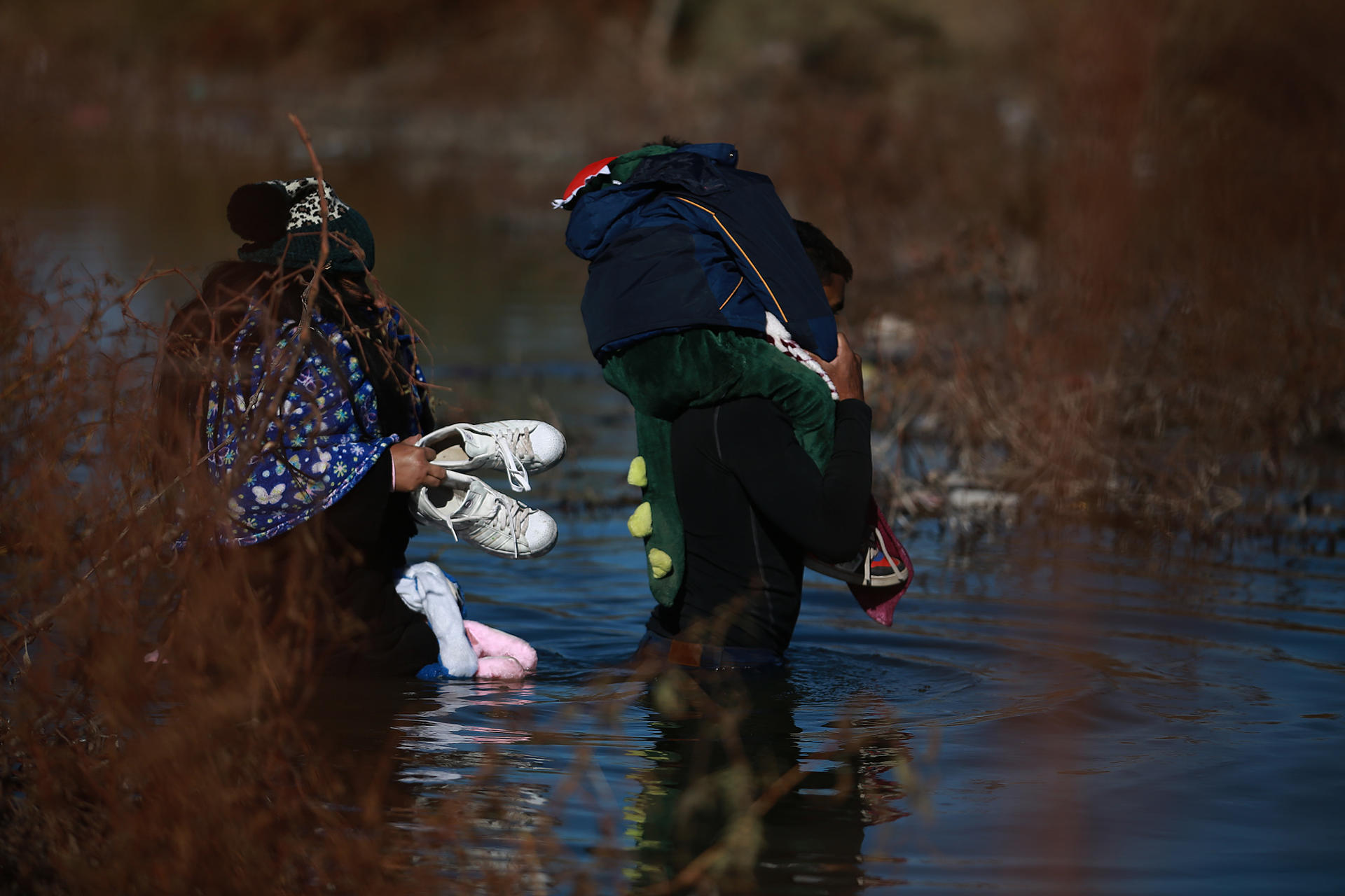 Rescataron a una madre y sus cuatro hijos con hipotermia a la deriva en río Bravo