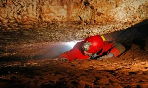 Autoridades eslovenas buscan rescatar cinco personas atrapadas en una cueva desde el sábado