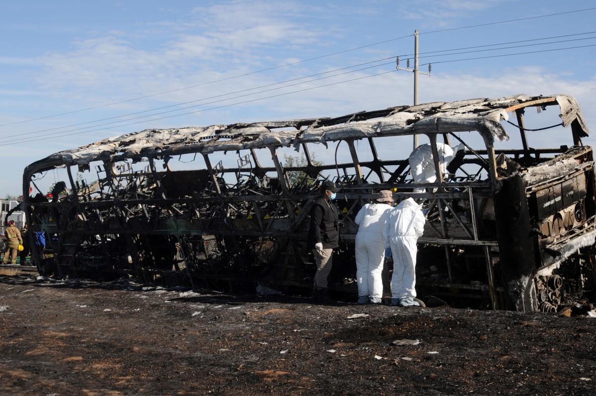 Autobús de pasajeros se estrelló contra un tráiler: contabilizaron al menos 20 muertos en Sinaloa