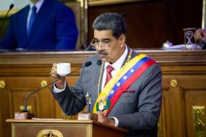 Maduro paró su discurso tras atragantarse con un buche de “manzanilla piche”… que hasta “lo mareó” (VIDEO)