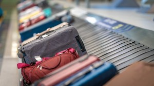 VIDEO: Encontró su maleta con dos agujeros tras un viaje en avión y todos buscan descubrir el motivo