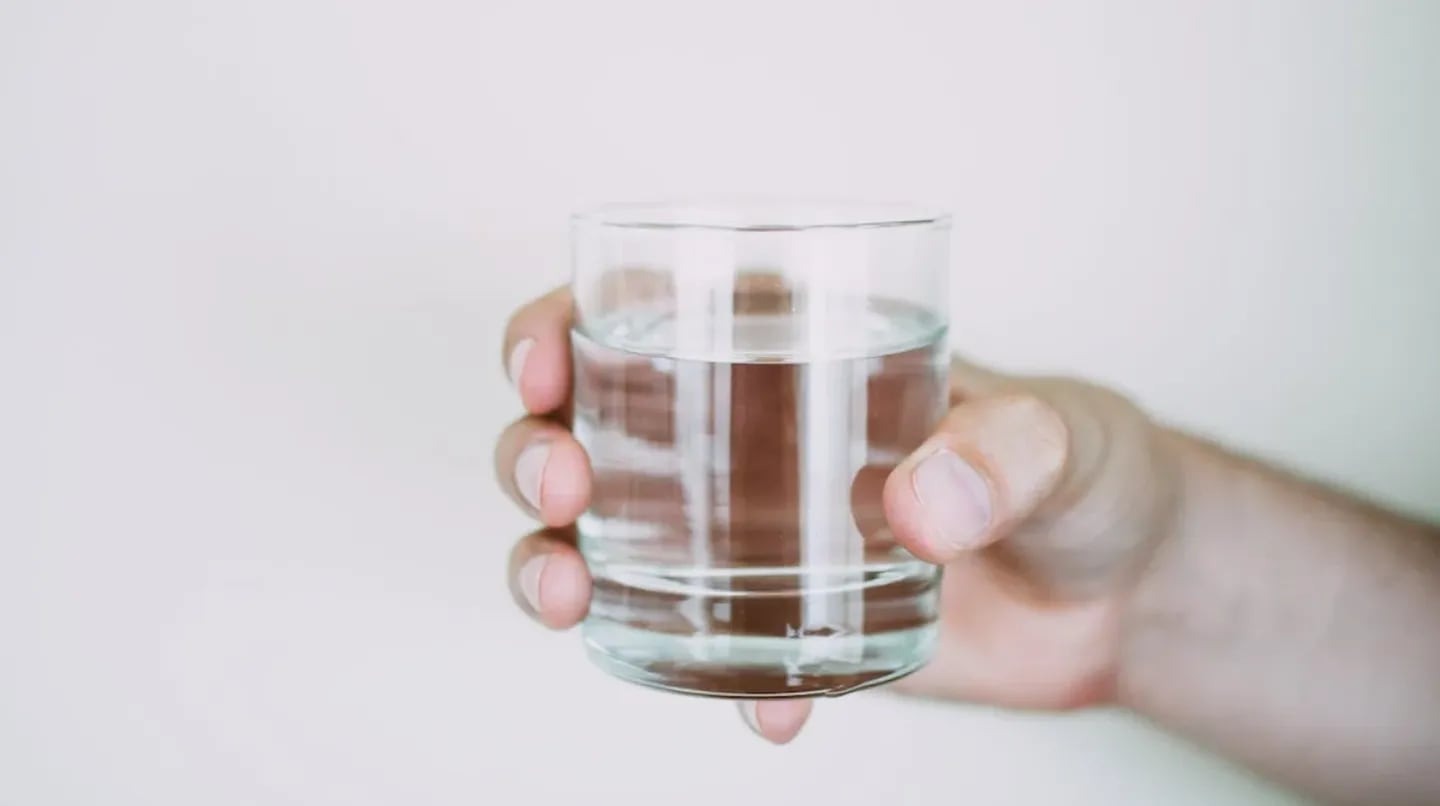 VIDEO: Tenía sed, fue a buscar un vaso de agua a la cocina y salió una serpiente de la nevera