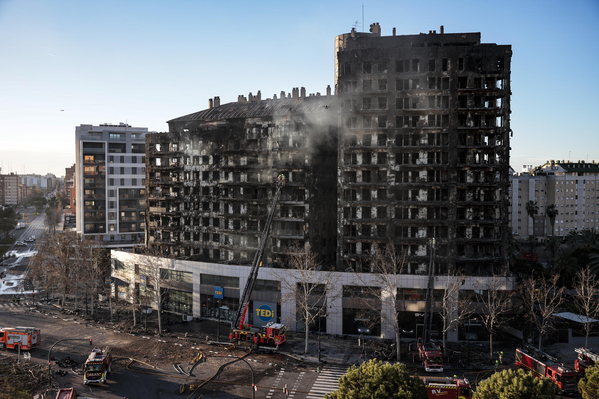 Aumentan a 10 los muertos del incendio en un edificio de viviendas en España