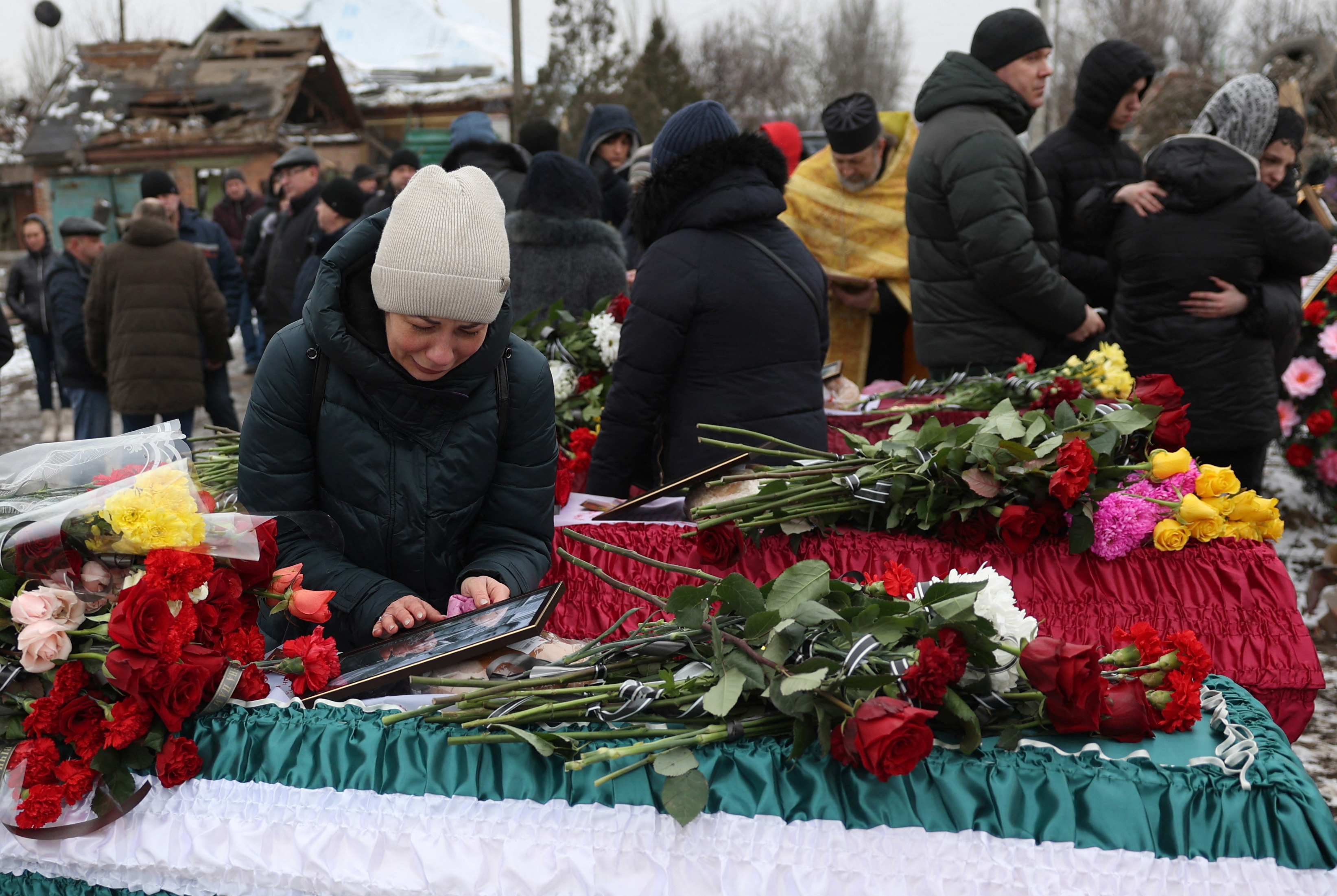 Imágenes desgarradoras: adolescente ucraniana entierra a su familia tras un bombardeo ruso