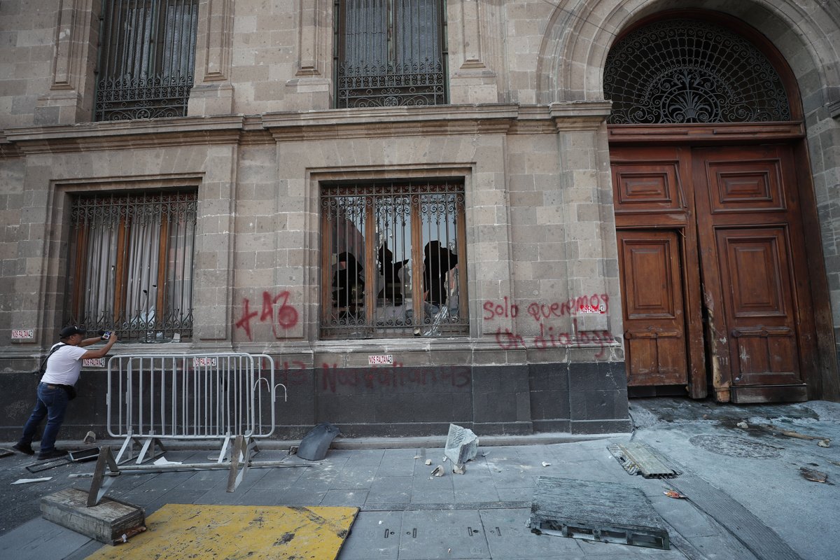 Derriban una puerta del Palacio Nacional mexicano con López Obrador adentro