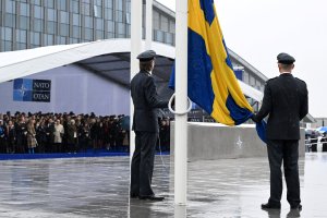 Otan formaliza adhesión de Suecia, con izado de la bandera en la sede de la alianza
