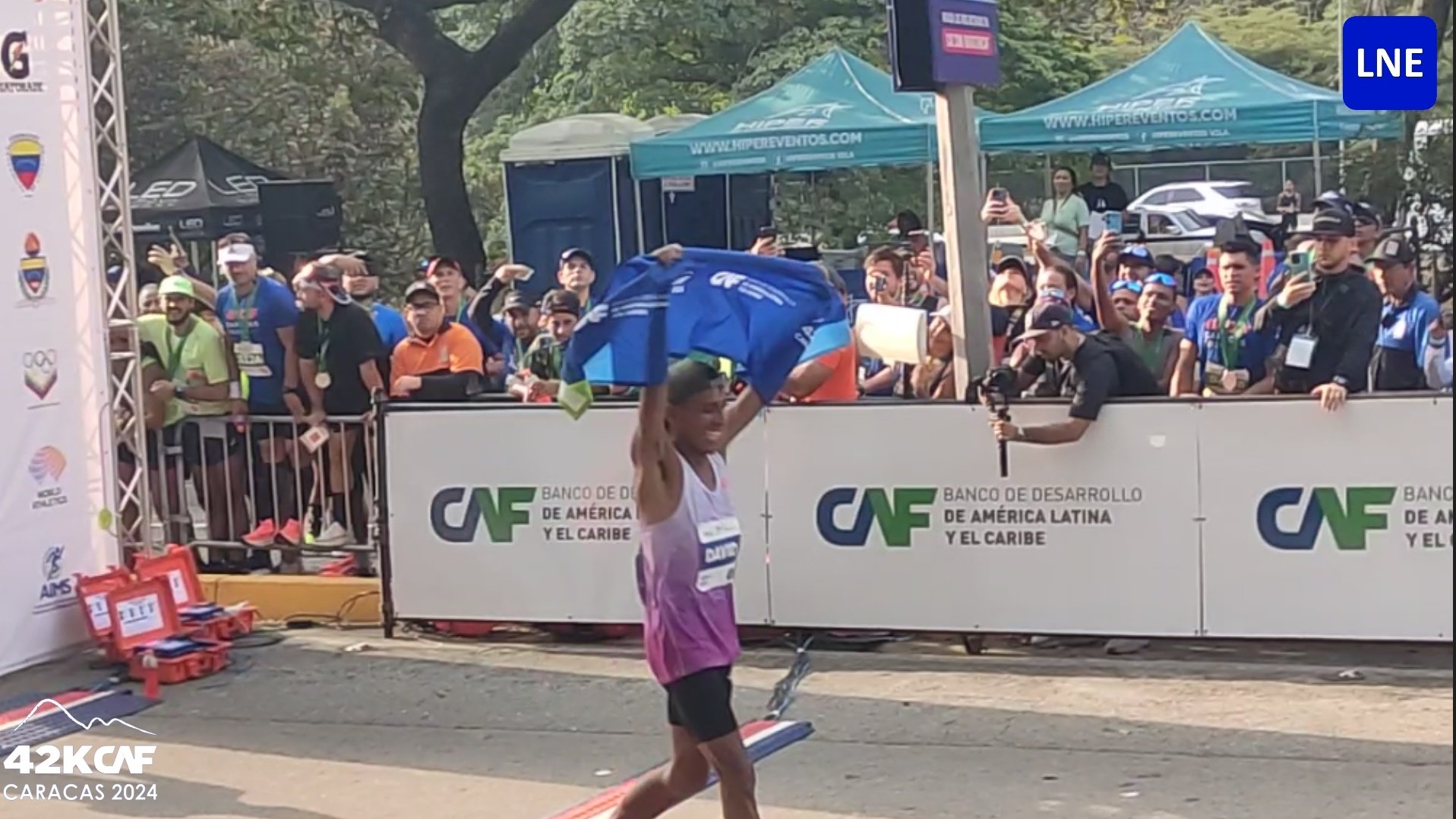 El argentino David Rodríguez, ganador del primer lugar en los 42K del Maratón CAF 2024