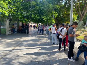 Pese a los obstáculos, ONG y partidos siguen apoyando la inscripción de jóvenes en el Registro Electoral en Sucre