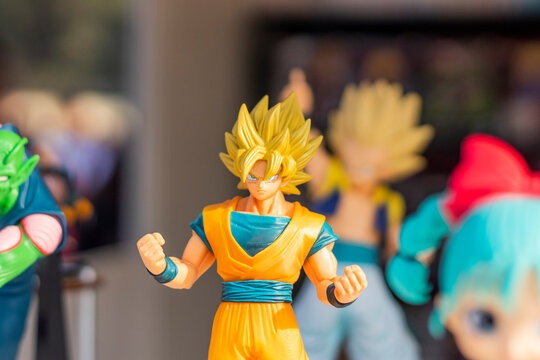 Otaku decorador: se mudó con su novia y llenó la casa de muñecos de Dragon Ball Z (VIDEO)