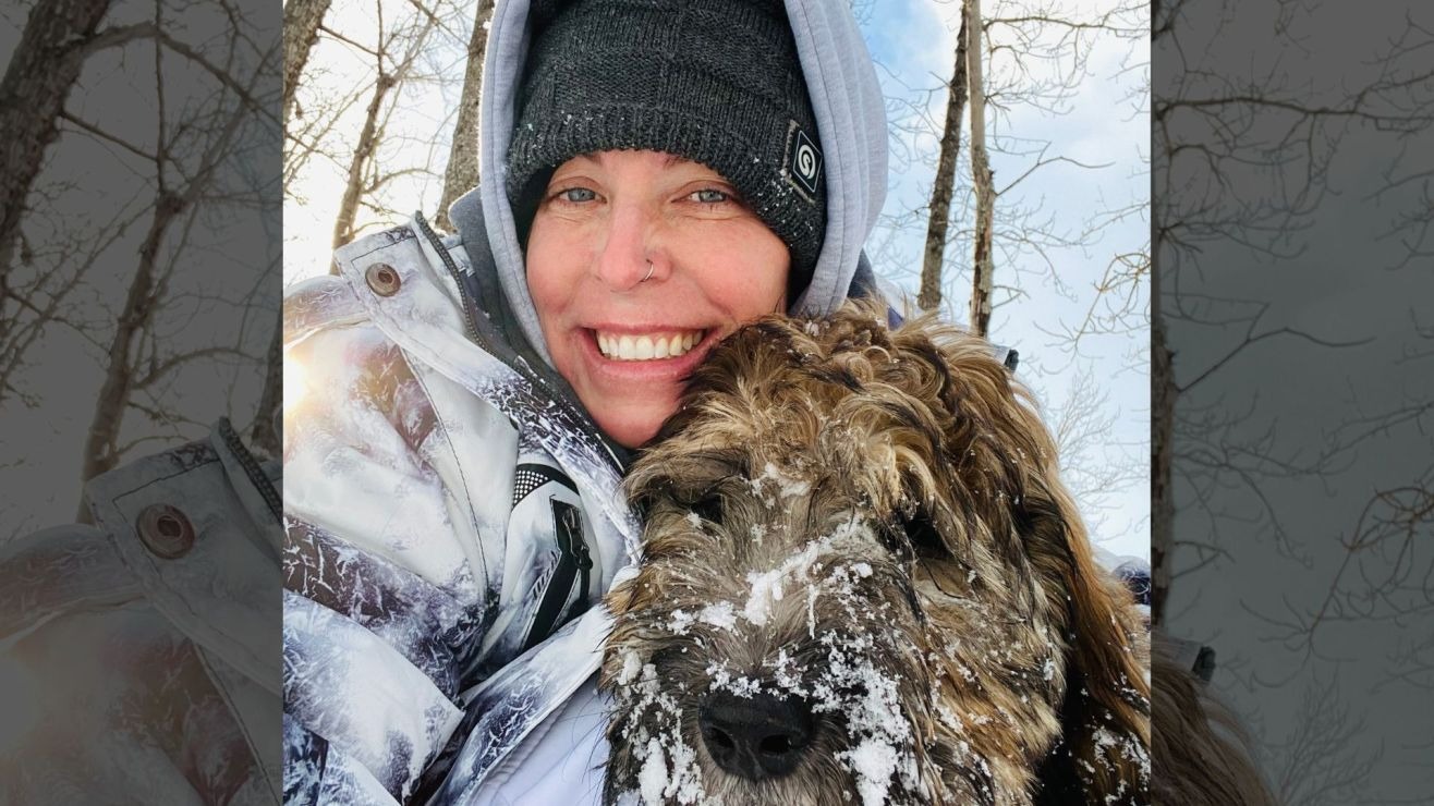 Hallaron el cadáver congelado de una mujer abrazada a su perro en Alaska