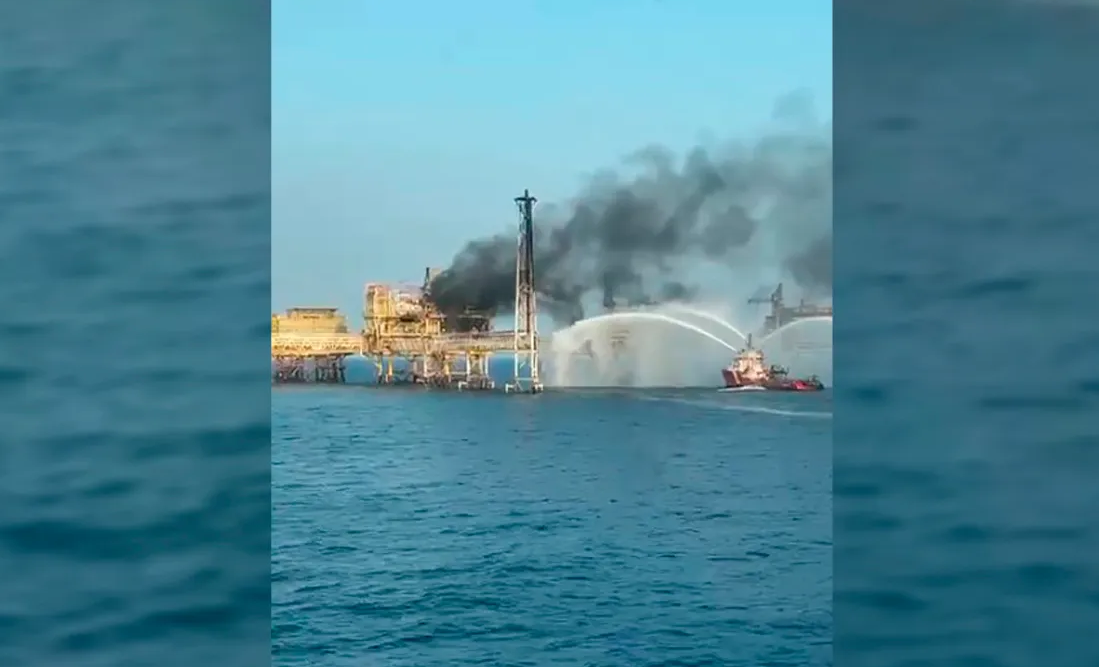 El incendio en una plataforma marina de Pemex dejó al menos un muerto