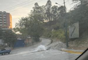 Aló, ¿Hidrocapital? Reportan inmenso bote de agua en Los Naranjos este #15Abr (Video)