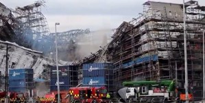 Se derrumba una fachada de la incendiada histórica bolsa de Copenhague (VIDEO)