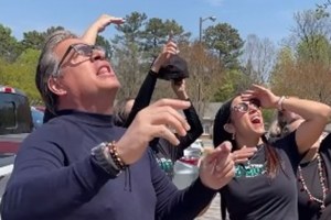 Daniel Sarcos vio el eclipse de sol desde Atlanta y no perdió el tiempo para hacer una broma (VIDEO)
