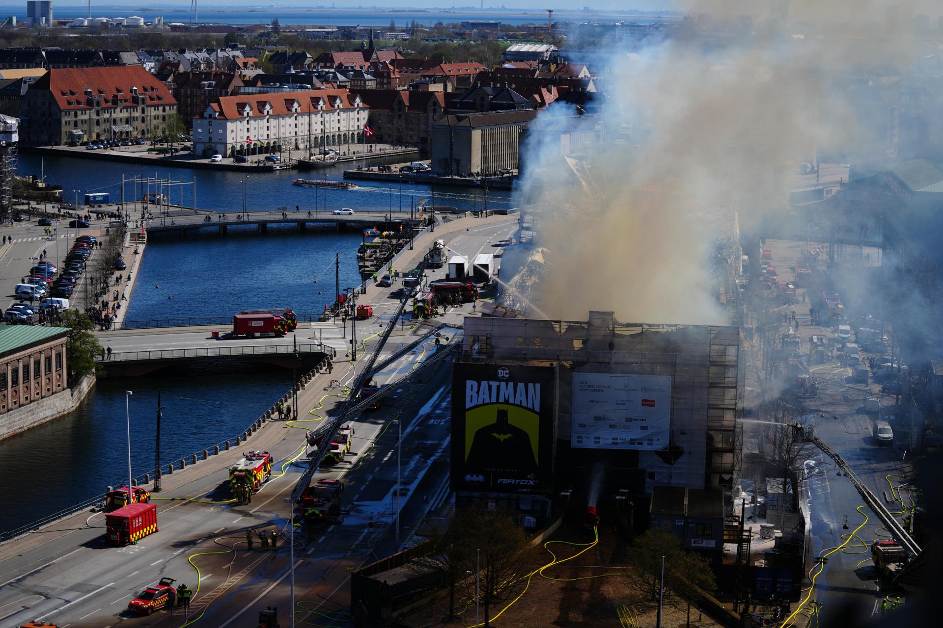 En imágenes: Incendio en antigua bolsa de Copenhague continúa fuera de control