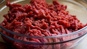 Alerta en Walmart: Retiran del mercado estadounidense carne molida por contaminación de mortal bacteria