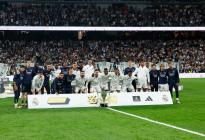 Real Madrid ofreció el trofeo liguero a su afición en el estadio Santiago Bernabéu