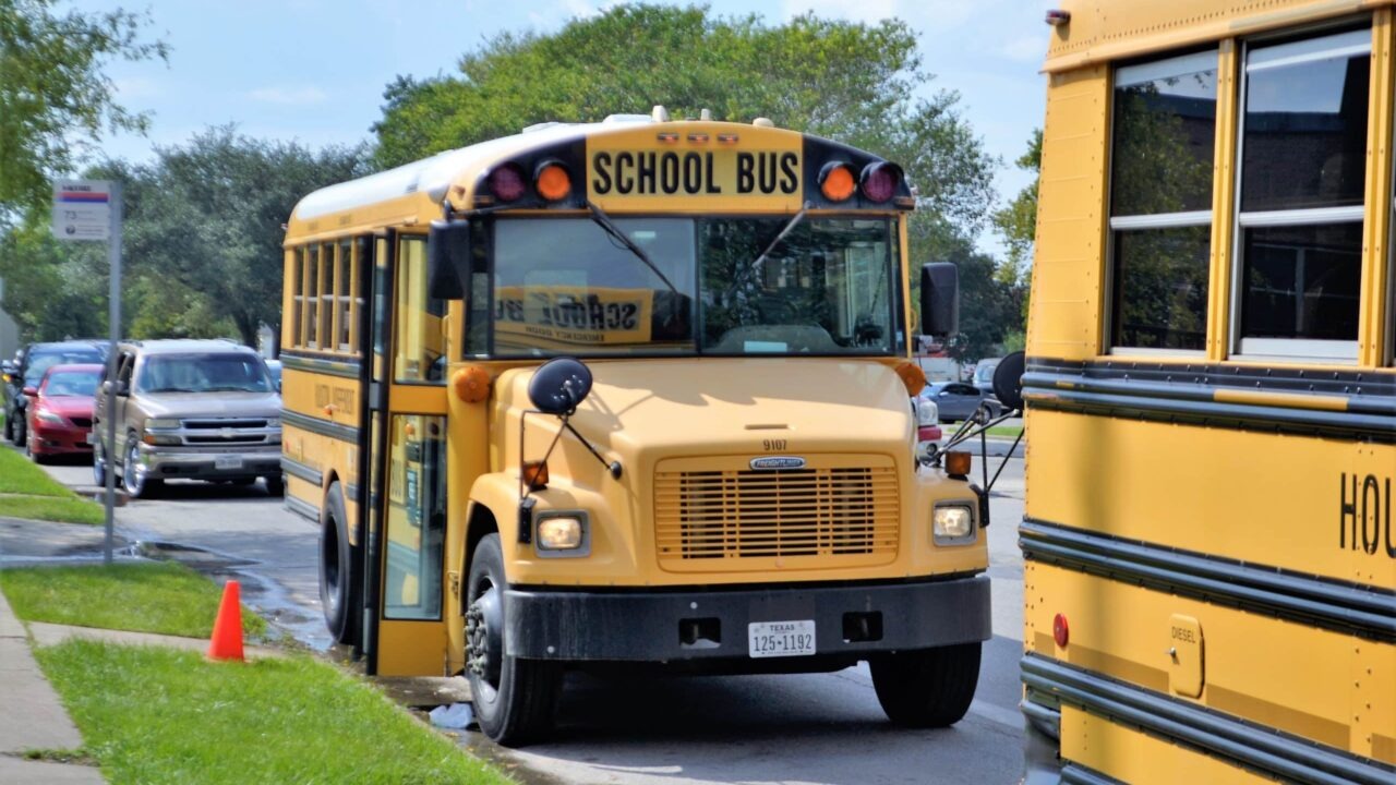 Adolescente venezolano recibió brutal golpiza al bajar de autobús escolar en Texas (VIDEO)