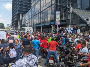 Motorizados amedrentan a manifestantes en la Plaza Venezuela #1May (VIDEO)