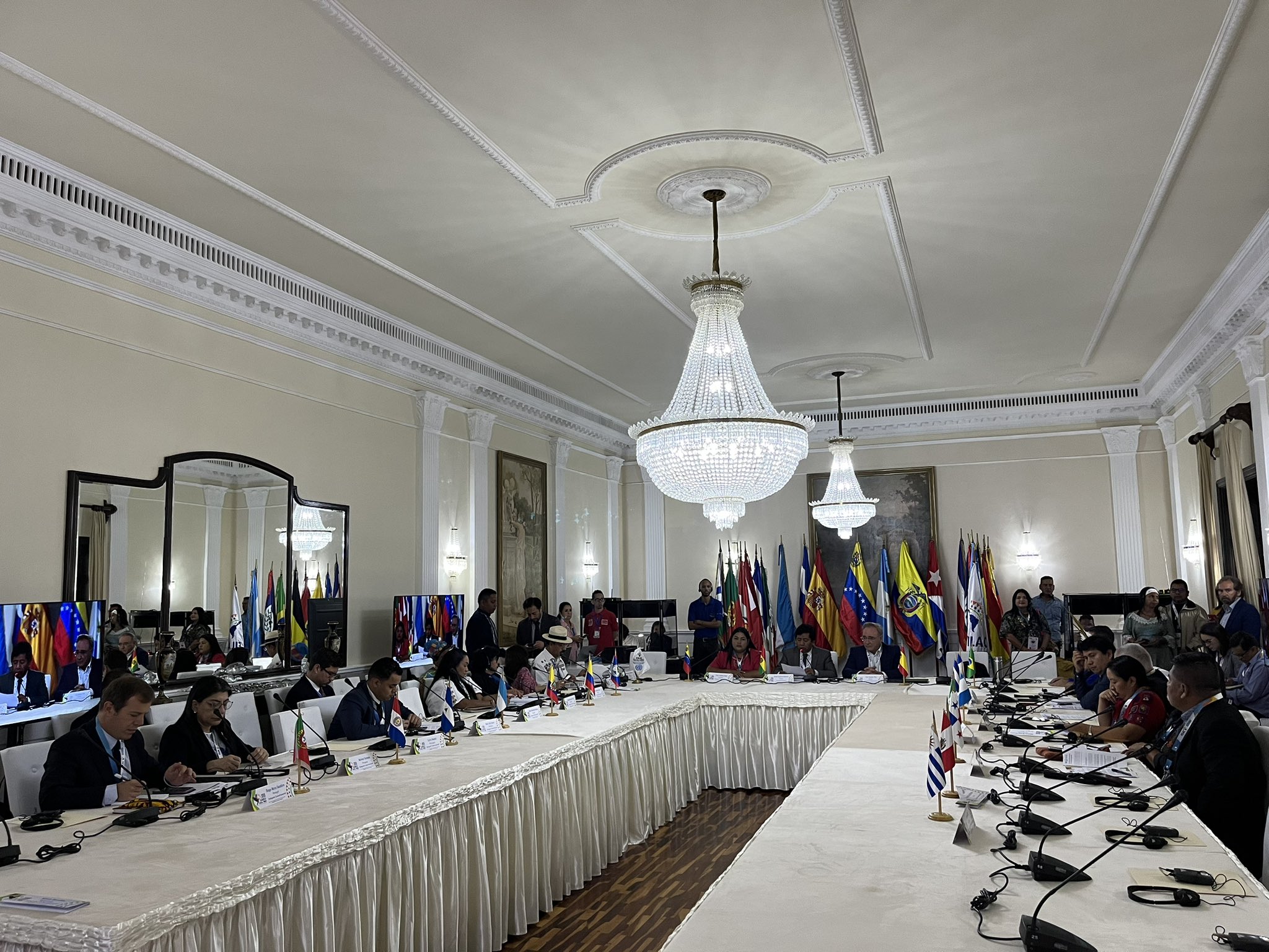 Delegaciones indígenas de Latinoamérica abren en Caracas una asamblea en busca de acuerdos