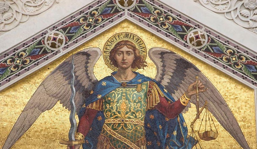La poderosa oración de San Miguel Arcángel para abrir caminos de prosperidad