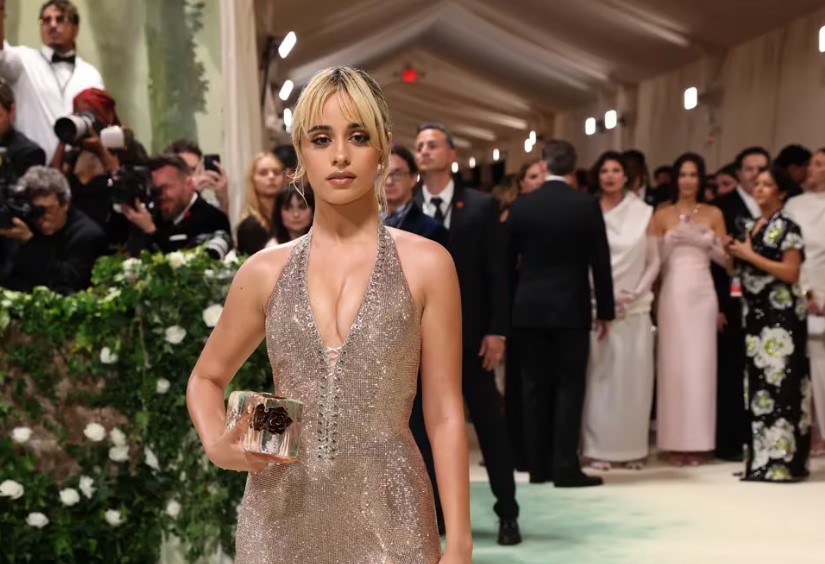 Camila Cabello llevó un bolso de hielo a la MET Gala 2024 y se le derritió en el camino (Fotos)