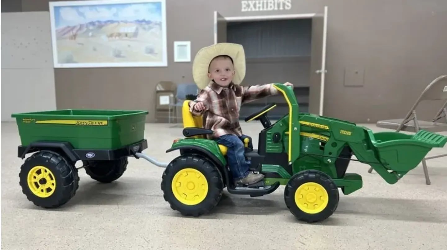 Conmoción en Utah: Niño de tres años murió al caer a un río mientras manejaba un tractor de juguete