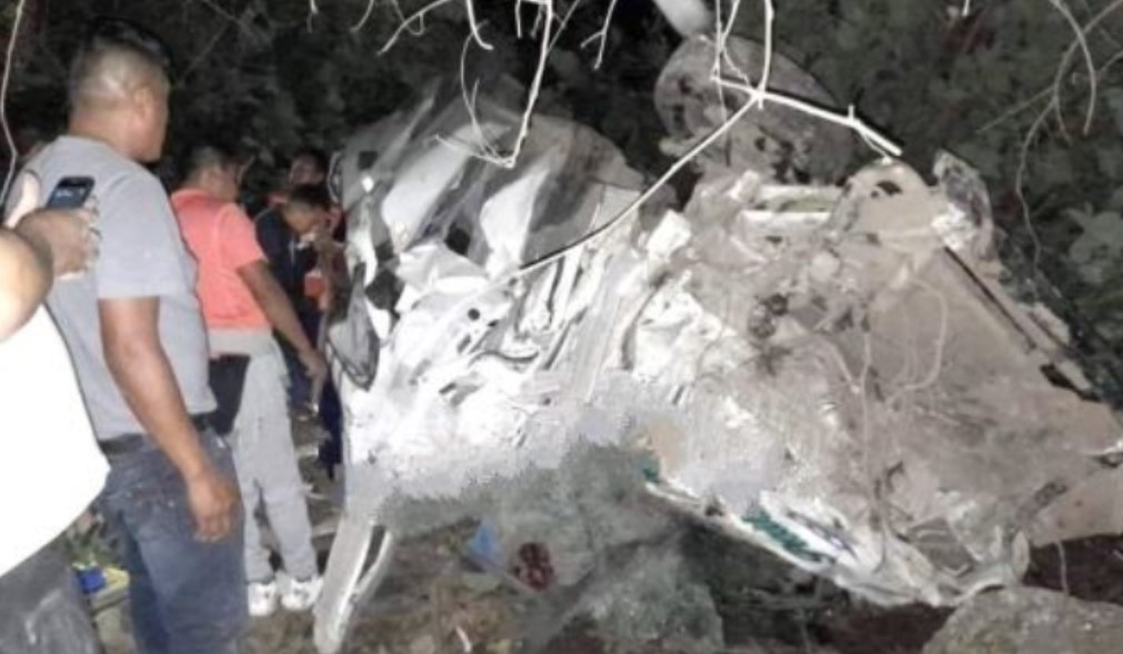 Al menos ocho fallecidos, entre ellos una niña, tras la caída de camioneta a un río en Perú