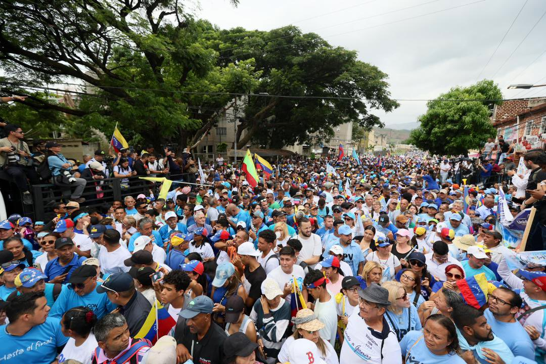 EN VIDEO: El momento en que María Corina Machado presenta a Edmundo González ante los venezolanos en La Victoria