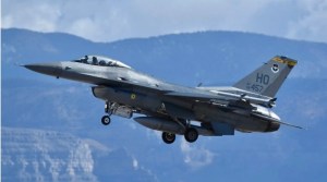 Un F-16 se estrelló cerca de una base aérea en Nuevo México y el piloto logró eyectarse