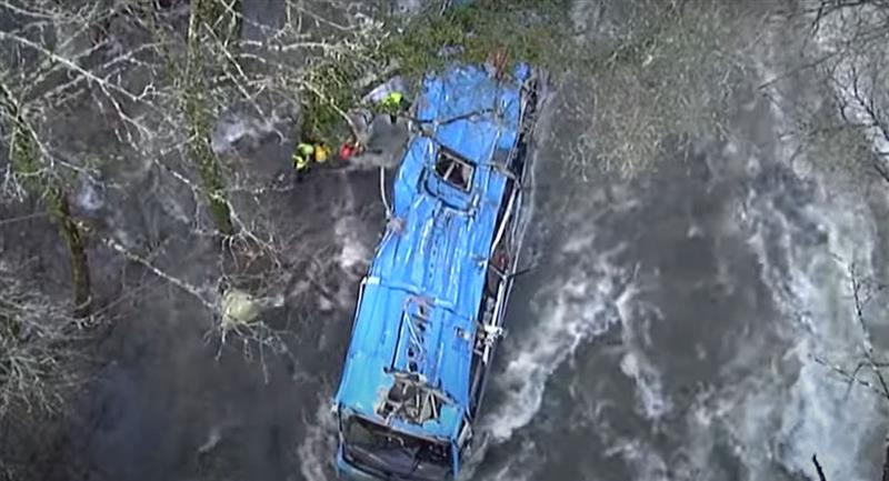 Autobús con una veintena de pasajeros cae al río desde un puente en San Petersburgo