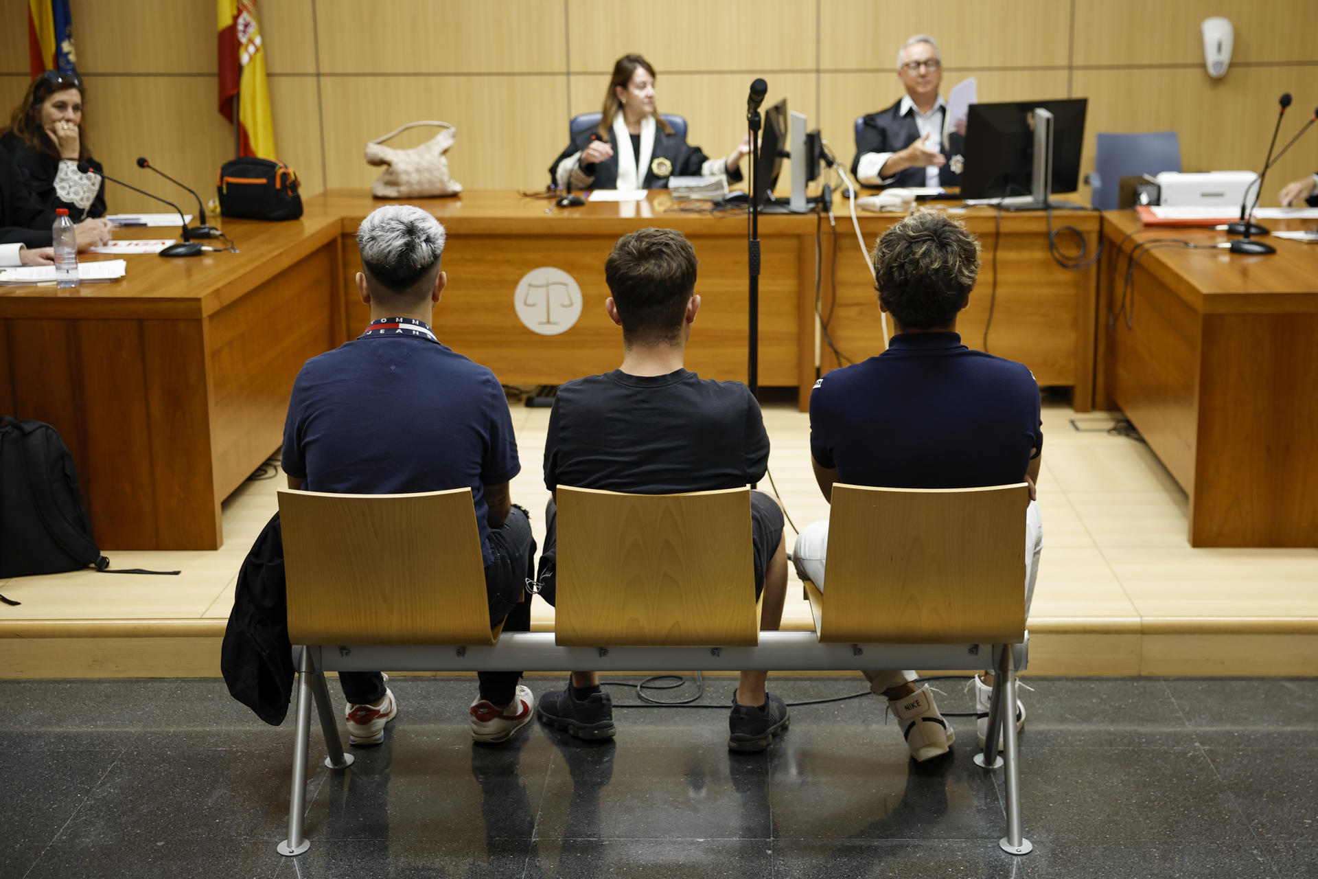 Condenados a ocho meses de cárcel tres seguidores por insultos racistas a Vinícius en Mestalla