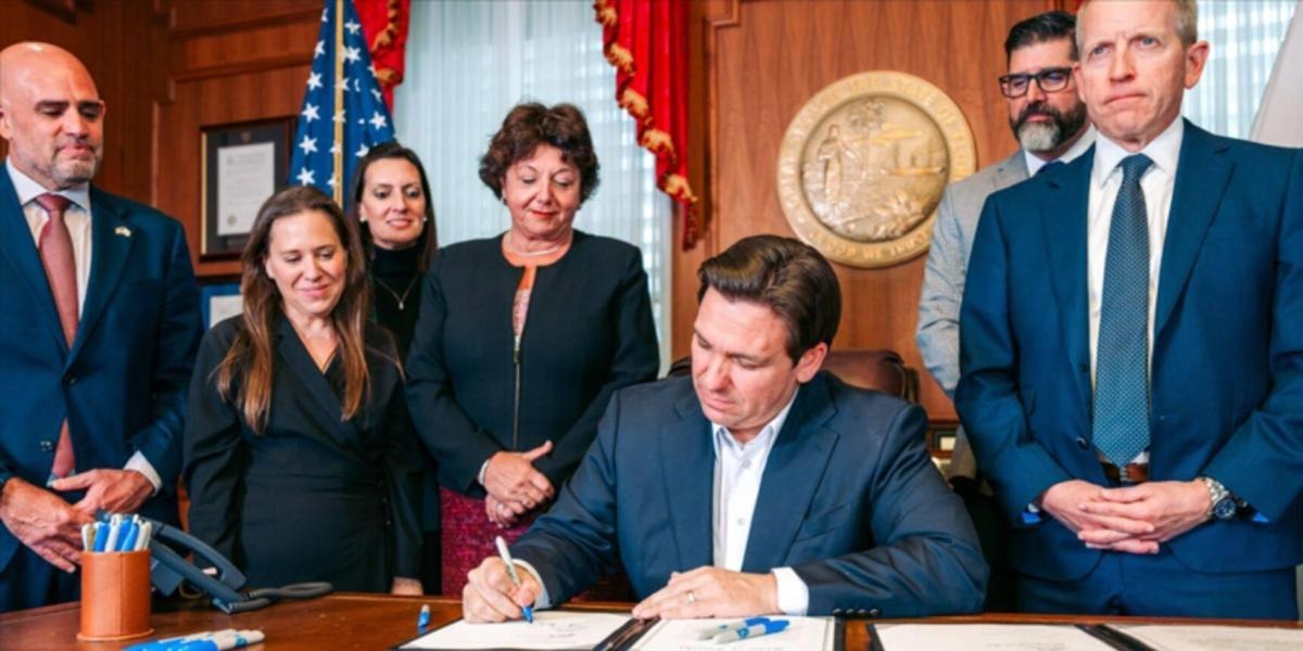 Ron DeSantis firmó una ley que elimina estas multas en Florida